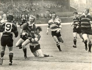 John Bayliss tackles Sam Doble.   Roy Morris and Tom Palmer are the other Gloucester players.