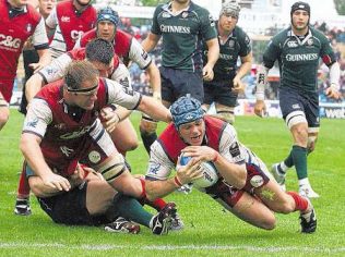 Andy Hazell scores against London Irish in the ECC Final 2006