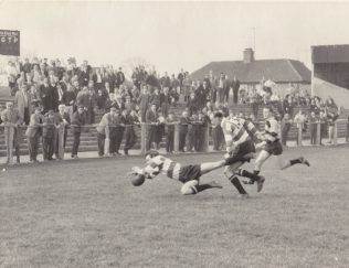 Timms, Bob | Bob Timms scores in front of The Tump at Kingsholm