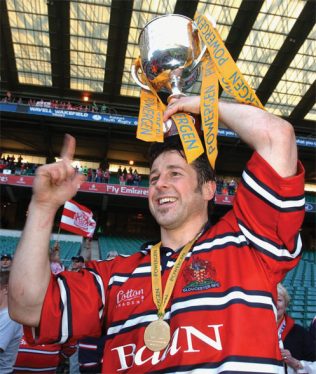 Andy Gomarsall raises the Powergen Cup Twickenham 2003