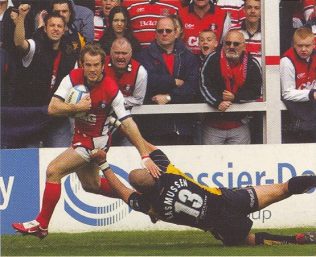 Sinbad on his way to scoring in the European Challenge Cup semi-final 2006